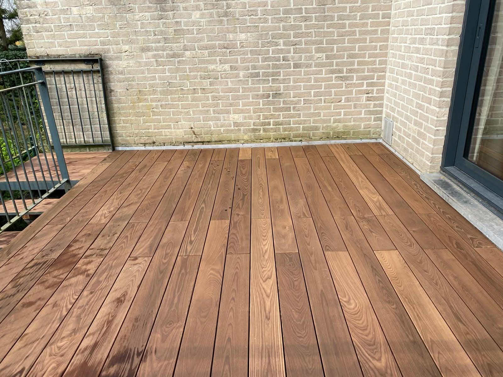 Terrasse en lames de bois posée sur une ancienne dalle en béton