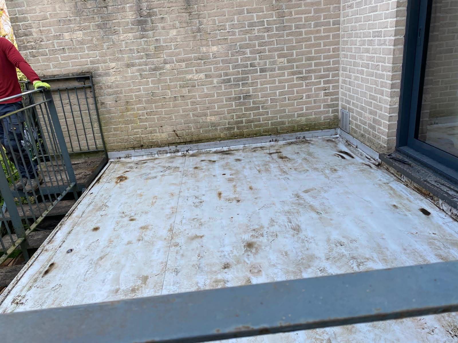 Avant travaux : ancienne terrasse en béton abîmée