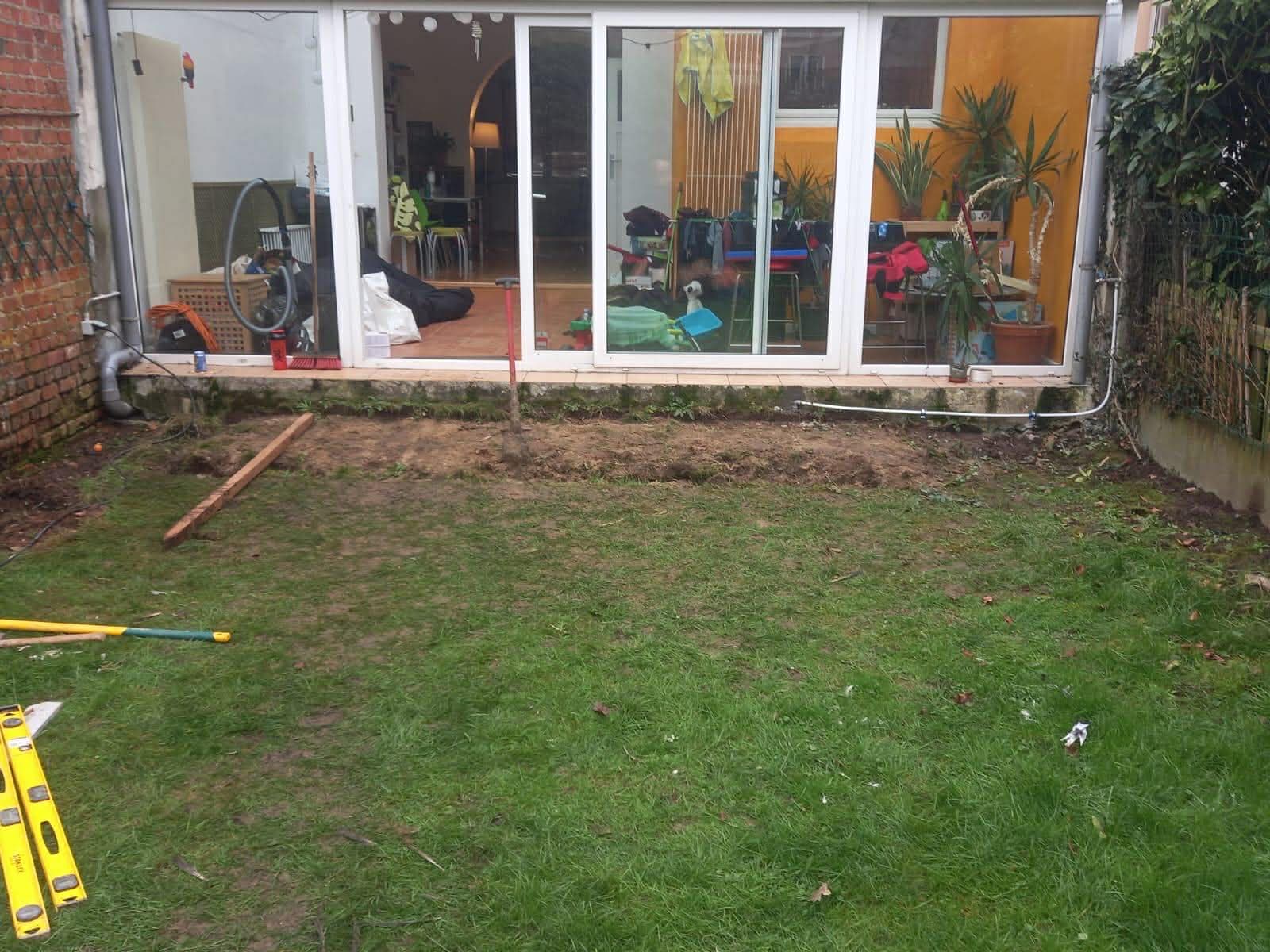 Avant travaux : pelouse abîmée devant une véranda